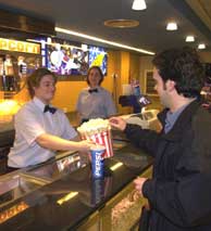 Un joven compra un cubo de palomitas antes de entrar a la sala de cine. (Foto: EL MUNDO)