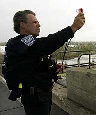 Un miembro de la Agencia Federal de Emergencias mide la fuerza del viento en Nueva Orleans. (Foto: EFE)