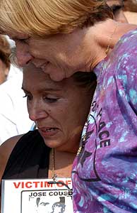 La madre de José Couso, el viernes, junto a Cindy Sheehan. (Foto. EFE)