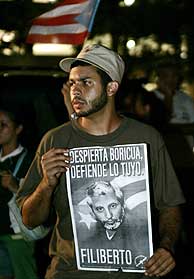 Un seguidor de Ojeda Ríos porta su retrato. (Foto: AP)