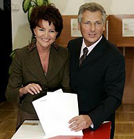 El presidente polaco, Aleksander Kwasniewski, y su esposa, votando. (Foto: AP)