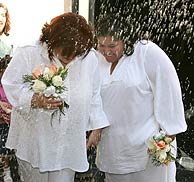 Una boda entre dos mujeres celebrada el pasado sbado. (Foto: EFE)