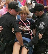 Cindy Sheehan, detenida en las puertas de la Casa Blanca. (Foto: AFP)