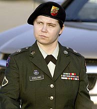 La soldado Lynndie England, a su entrada al tribunal militar de Fort Hood. (Foto: EFE)