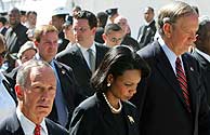 El alcalde Bloomberg y el gobernador Pataki, junto a 'Condi' Rice, en el cuarto aniversario del 11-S. (Foto: REUTERS)