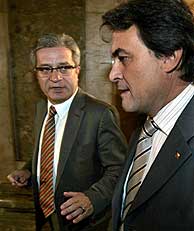 Los lderes de CiU e ICV, Artur Mas y Joan Saura, conversan en los pasillos del Parlament. (Foto. EFE)