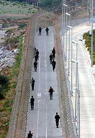 Militares de las Fuerzas Regulares, en la valla de Ceuta. (Foto: EFE)