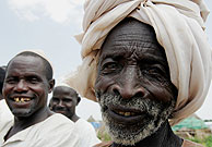 Un sudans esperando la llegada de un representante del ACNUR. (REUTERS)