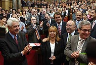Maragall, De Madre, Mas, Carod y Saura, aplauden junto al resto de parlamentarios la aprobacin del Estatuto. (Foto: