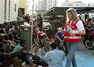 Una miembro de Cruz Roja ayuda a los inmigrantes en Melilla. (EFE)