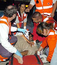 Miembros de la Cruz Roja atienden al nico herido. (Foto: EFE)