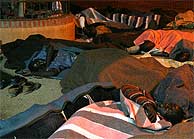 Imagen de los inmigrantes durmiendo a la intemperie en Melilla. (EFE)