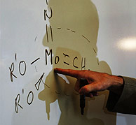 Richard Schrock, en el MIT, tras conocer el premio. (Foto: REUTERS)