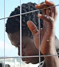 Un inmigrante en el centro de estancia temporal, tras saltar la valla. (AFP)