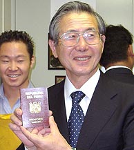 Fujimori, presentando su pasaporte peruano el pasado 13 de septiembre. (Foto: AP)