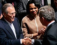 Bush saluda a Rumsfeld y Rice, tras su discurso. (Foto: REUTERS)