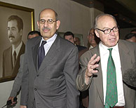 El Baradei (izda.) y el jefe de inspeccin de armas de la ONU, Hans Blix, en Bagdad, en 2002, cuando los inspectores volvieron a Irak, antes de la guerra. (Foto: AP)