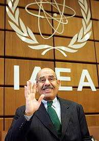El Baradei, ante el logotipo de la OIEA. (Foto: EFE)