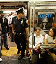 Un Polica inspecciona el interior de un vagn de metro en Nueva York. (Foto: Reuters)