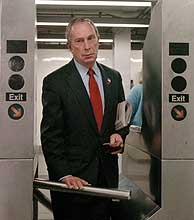 El alcalde de Nueva York, Michael Bloomberg, ha usado el metro para mostrar su confianza en las medidas de seguridad. (Foto: AP)