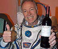 Gregory Olsen celebra el aterrizaje con una botella de vino. (Foto: REUTERS)