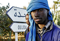 Inmigrantes subsaharianos caminan hacia la ciudad marroqu de Oujda. (Foto: AP)