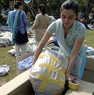 Una paquistan examina un envo de ayuda. (Foto: AFP)
