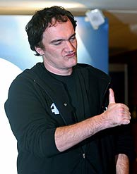 Tarantino posa ante la prensa antes de la proyeccin de Hostel. (Foto: AFP)