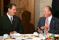 El Rey conversa con el presidente mexicano durante el desayuno. (Foto: EFE)
