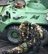 Soldados rusos durante los combates. (Foto: AP)