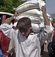 Un joven paquistan con un saco de comida. (Foto: EFE).