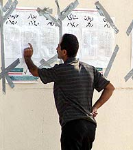 Un iraqu consulta las listas del censo. (Foto: REUTERS)