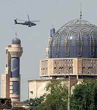Un helicptero patrulla el cielo de Bagdad. (Foto: AP)