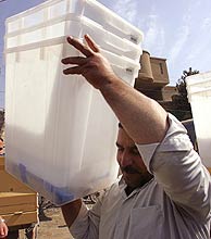 Un iraqu traslada varias urnas que se usarn en la votacin. (Foto: REUTERS)