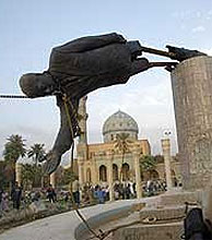 Cada de una estatua de Sadam Husein en Bagdad. (9-4-2003). (Foto: REUTERS)