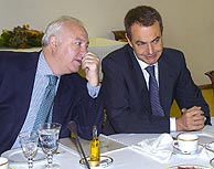 Moratinos charlando con Zapatero anoche en Salamanca. (Foto: EFE)
