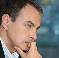Zapatero, en un momento de la entrevista. (Foto: EFE)