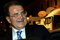 Romano Prodi abandona su oficina en el centro de Roma. (Foto: EFE)