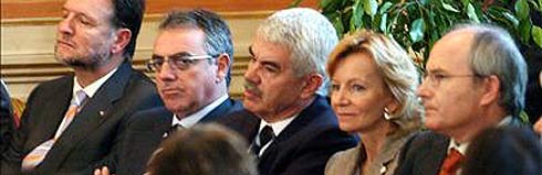 Maragall (en el centro) y Montilla (derecha) no han cruzado ni una mirada en la cumbre hispano-francesa. (Foto: EFE)