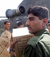 Soldados pakistaníes trasladan ayuda en una base de Rawalpindi. (Foto: REUTERS)