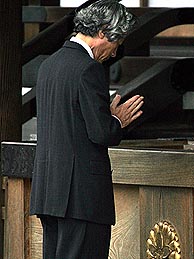 El primer ministro japons, en su visita al santuario de Yasukuni. (Foto: REUTERS)