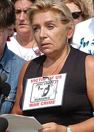 La madre de José Couso, el pasado mes de septiembre en una manifestación en contra de la Guerra de Irak en Washington. (Foto: EFE)