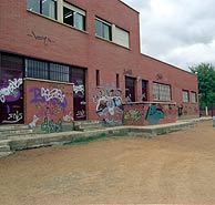 Exterior de un colegio en Andaluca lleno de pintadas y graffittis. (Foto: EL MUNDO)