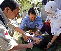 Un médico asiste a un herido en Cahemira. (Foto: REUTERS)