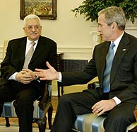 Mahmud Abs (izda.) y George W. Bush, en la Casa Blanca. (Foto: REUTERS)