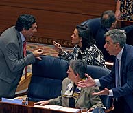 Diputados socialistas y 'populares' discuten en la Asamblea. (Foto: Jaime Villanueva)