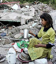 Una niña, en los escombros de su casa en Cachemira. (Foto: AFP)