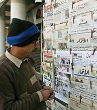 Un sirio lee la noticia en la prensa en una calle de Damasco. (Foto: REUTERS)