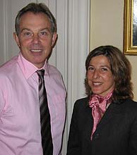 Tony Blair, junto a la periodista de EL MUNDO. (Foto: A.M. MUNRO)