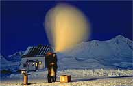 Un cientfico lanza una sonda de ozono en Alesund, al norte de Noruega. (Foto: OMM)